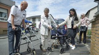 Hauptkommissar Ralf Drexelius (v.l.) zeigt, wie’s geht: Hildegard Eberle mit Vera Tiachenko und Maria Reitberger schauen beim Rollator-Training genau hin.