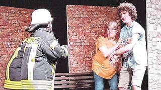 Eine zentrale Rolle spielt beim Kabarettabend des Hüttenfelder Theatervereins ZwiBuR die Freiwillige Feuerwehr.