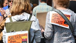 In Kampen auf Sylt protestierten am Sonntag mehr als 100 Menschen gegen rassistisches Party-Gegröle.