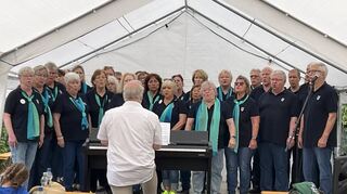 Der MGV Harmonie Fehlheim stattet den Namensvettern aus Bürstadt beim Waldgartenfest einen Besuch ab.
