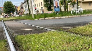 Am 24. Juni 2023 stirbt hier in der Rheingoldstraße ein Fahrradfahrer nach einem Unfall mit einer Straßenbahn. Ein weißes Ghostbike erinnert jetzt an ihn.