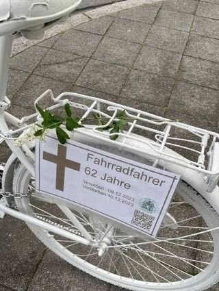 Zettel an den Ghostbikes (hier zwischen M 6 und N 7) geben Infos zu den Opfern.