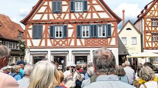 Die erste Fachwerkführung mit Schreiner Fred Hammerschlag (Mitte mit Mikrofon) interessiert gut 60 Personen.