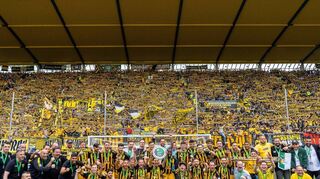 Elf Jahre lang steckte Alemannia Aachen in der Regionalliga fest. Als das Comeback im Profifußball perfekt war, brachen am Tivoli alle Dämme.