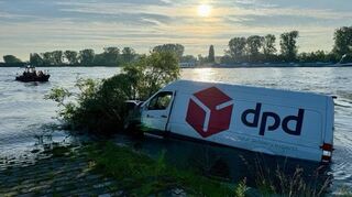 Die Polizei bittet um Hinweise zu dem Transporter im Rhein.