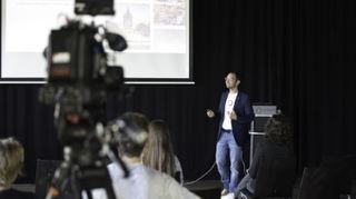 Max Burger von der Kryptostadt-Initiative stellt das Konzept der kryptofreundlichen Stadt vor.
