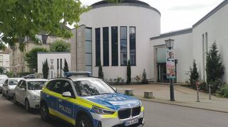 Ein Polizeiauto steht vor der Synagoge in Heidelberg.