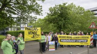 Vertreter von BUND, Greenpeace und Lokalpolitik demonstrieren auf dem Gelände der SRH in Heidelberg-Wieblingen gegen die Pläne für ein neues Parkhaus.