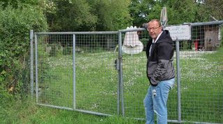 Vereinsvorsitzender Michael Hitpass vor einem der Schrebergärten in Mannheim-Friedrichsfeld, die für das digitale Stellwerk der Bahn plattgemacht werden sollen.
