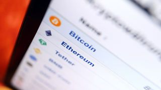 Auf einer Finanzwebseite sind verschiedene Kryptowährungen zu sehen. Die nach der Kryptowährung Bitcoin zweitwichtigste Cyberdevise Ethereum ist am Donnerstag mit einem umfassenden Softwareupdate auf einen stromsparenden Betrieb umgestellt worden. (zu dpa «Ethereum-Blockchain auf stromsparendes Verfahren umgestellt») +++ dpa-Bildfunk +++
