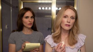 Natalie Portman (l.) als Elizabeth Berry und Julianne Moore als Gracie Atherton-Yoo liefern sich in „May December“ ein Schauspielerinnenduell.