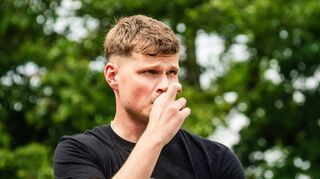 Tobias Beltz, Trainer der FSG Riedrode, blickt am Donnerstag auf andere Sportplätze.