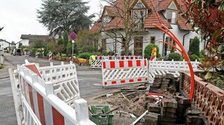 Beim Verschließen der Gehsteige nach Verlegung der Glasfaserkabel (wie hier in Wattenheim in der Beunestraße) wurden Schäden verursacht.