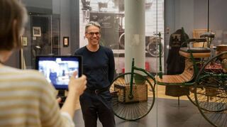 Video-Produktion in der Ausstellung „Belle Époque“ im Museum Zeughaus mit Ausstellungskurator Andreas Krock.