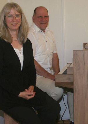 Ursula Litzinger und Stefan Spreitzenbarth vor der Orgel.