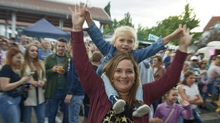 Eltern und Kinder feiern beim Stadtfest gemeinsam – wie auf unserem Bild aus dem Jahr 2022.