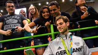 Selfie mit den Fans: Uwe Gensheimer mit der olympischen Bronzemedaille.