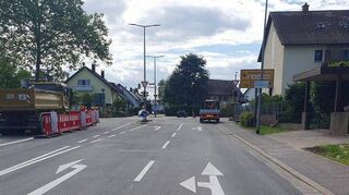 So sah es an der Kreuzung vor der provisorischen Korrektur aus. Eigentlich müssten die Pfeile auf der rechten Spur nach rechts zeigen.