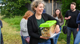 Erste Bürgermeisterin Diana Pretzell mit einem Hamster bei der Wiederansiedelung in Strassenheim.