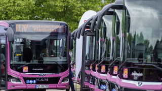 Die Busflotte wurde für den Pressetermin aufgereiht. Die Deutsche Bahn beginnt ab dem 15. Juli mit der Generalsanierung der Riedbahn. Während der fünfmonatigen Bauarbeiten zwischen Frankfurt und Mannheim werden Regional- und S-Bahnen durch einen Ersatzverkehr mit 150 neuen DB-Bussen ersetzt. +++ dpa-Bildfunk +++
