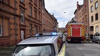 Derzeit befinden sich Einsatzkräfte von Feuerwehr, Polizei und Rettungsdienst wegen einem Hausbrand in Mannheim im Einsatz