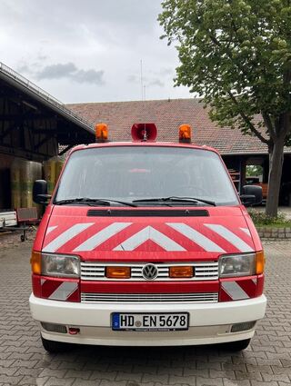 An der Fahrzeugfront sind noch die typischen Bauhof-Beklebungen aufgebracht.