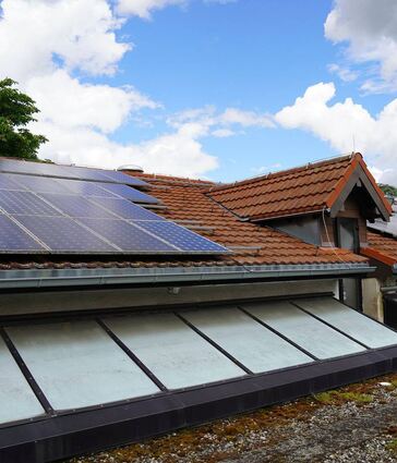 Hoffnungsträger Sonnenenergie: Unser Foto zeigt die Photovoltaik-Anlage auf dem Dach der Viernheimer TSV-Halle. Die Stadt setzt künftig bei öffentlichen Gebäuden noch stärker auf diese Form der Energieerzeugung.