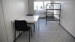 Wohncontainer bieten den geflüchteten Menschen nur wenig Platz.