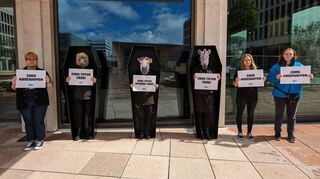 Aktivistinnen von Peta protestieren vor dem Atlantic Hotel.