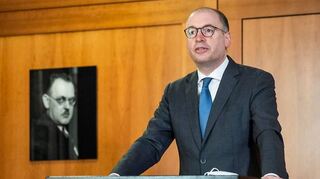 Staatsminister Niels Annen bei seiner Rede zur feierlichen Eröffnung des Hermann-Müller-Foyers im Auswärtigen Amt in Berlin 2021.