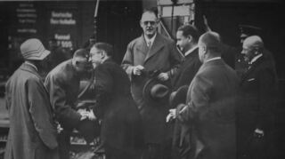 Staatsmann aus Mannheim in schwerer Zeit: Hermann Müller (Mitte) als Reichskanzler 1929 bei einem Kuraufenthalt in Bad Mergentheim.