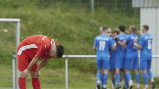 Enttäuschung bei Rheinaus Fernando Cabrera. Durch die 2:4-Heimniederlage gegen Eppelheim verspielten die Rot-Weißen die sofortige Rettung.