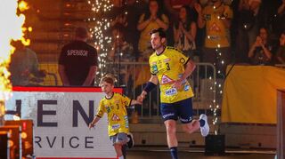 Uwe Gensheimer führt mit seinem Sohn Matti an der Hand die Löwen zum letzten Mal in seiner Karriere aufs Spielfeld.