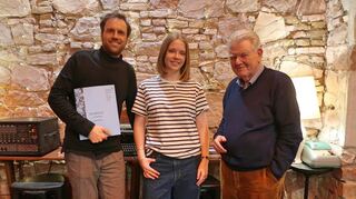 Dirigent Jan-Paul Reinke (v. l.), Violinistin Matilda Huss und Michel Maugé, Organisator der European Youth Orchestra Academy.