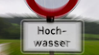 Ein Hinweisschilder mit der Aufschrift "Hochwasser" (Symbolbild).