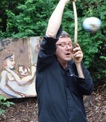 Künstler Martin Eckrich bereitet seine Performance vor.