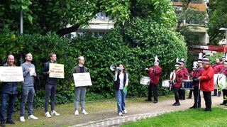 „Weckruf Wahl“ im Herzogenried: Franz Egle (l.),Bahar Deniz (mit Megafon) und die Brassband der KG Mannemer Stroseridder.
