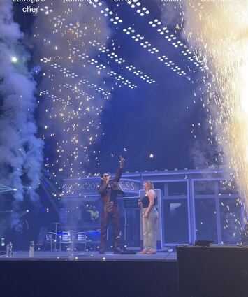 Lena Kästel steht in der Frankfurter Festhalle mit Rapper Apache auf der Bühne und singt stellvertretend für Udo Lindenberg den Megahit „Komet“.