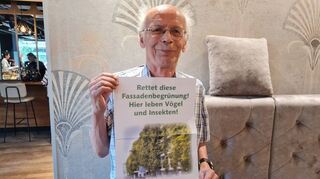 Bernhard Welker mit einem Aktionsplakat: Er will das Mannheimer Parkhaus in N2 erhalten, um den Lebensraum zahlreicher Tiere zu retten.