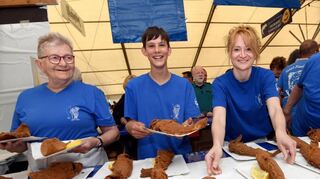 Mit dem Eröffnungsfischessen im Festzelt hat am Freitagabend das 54. Fischerfest in Ilvesheim begonnen – der Auftakt zu einer ausgelassenen Party.
