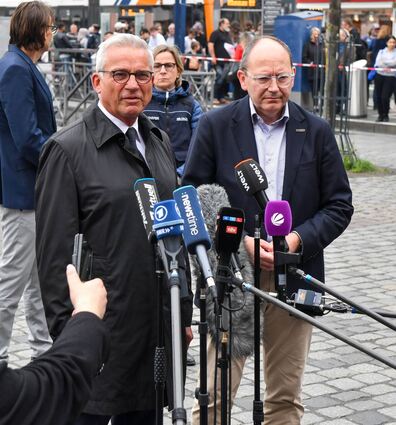 Oberbürgermeister Christian Specht (r.) besuchte am Freitagabend gemeinsam mit Landesinnenminister Thomas Strobl (beide CDU) den Marktplatz.