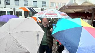 Mannheims Oberbürgermeister Christian Specht ist auf den Marktplatz gekommen und unterhält sich mit Bürgerinnen und Bürgern. Augenzeigen berichten ihm von der Messerattacke am Freitag.