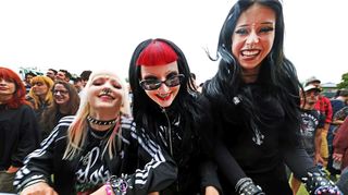 Die Fans präsentieren sich beim 13. Mannheimer Maifeld Derby so vielfältig wie das Programm.