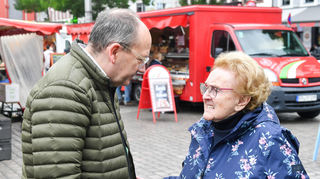 OB Christian Specht im Gespräch mit Karla Spagerer auf dem Marktplatz in Mannheim.