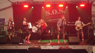 Am Eröffnungsabend des Ilvesheimer Fischerfests heizte die Band S.O.S. Partyalarm dem Publikum im großen Festzelt ein. Die bayerischen Musiker hielten, was der Bandname verspricht.