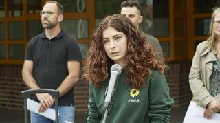 Für Vielfalt und Demokratie stand die Kundgebung im Bürgerhauspark. Organisatorin Lisa Gesue (Grüne Bürstadt) rechnete mit rund 40 Teilnehmern – es kamen fast 150.