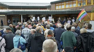 Vor dem Bürstädter Bürgerhaus haben sich am Freitag an die 150 Teilnehmer versammelt, um gegen eine AfD-Veranstaltung zu demonstrieren.