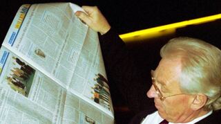Die Zeitung stets im Blick: Michael Bode, hier bei einer Veranstaltung 1999.
