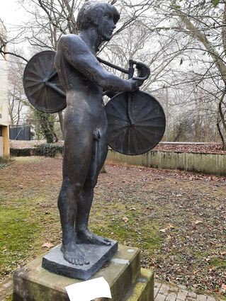 Unbekannte haben die Bronzestatue "Der Radfahrende" in Ludwigshafen-Friesenheim abgesägt und gestohlen.