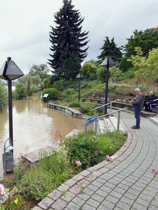 Hinter dem Edinger Rathaus steht das Wasser bis auf die Treppe.
